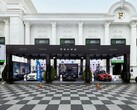 Stoisko wystawowe Volvo na Realestate.com.kh Expo 2022, prezentujące wiele samochodów Volvo, w tym SUV-y, z banerami promocyjnymi i brandingiem przed wielkim białym budynkiem z kolumnami. (Źródło zdjęcia: I'm Zion via Pexels)