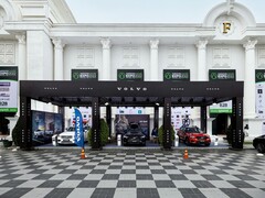 Stoisko wystawowe Volvo na Realestate.com.kh Expo 2022, prezentujące wiele samochodów Volvo, w tym SUV-y, z banerami promocyjnymi i brandingiem przed wielkim białym budynkiem z kolumnami. (Źródło zdjęcia: I&#039;m Zion via Pexels)