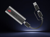 ROG USB-C10G to adapter USB-C do 10GbE. Na zdjęciu: zdjęcie promocyjne akcesorium wraz z dołączonym kablem.