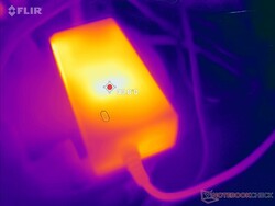 Zasilacz AC może osiągnąć temperaturę 40 C podczas pracy z wymagającymi obciążeniami