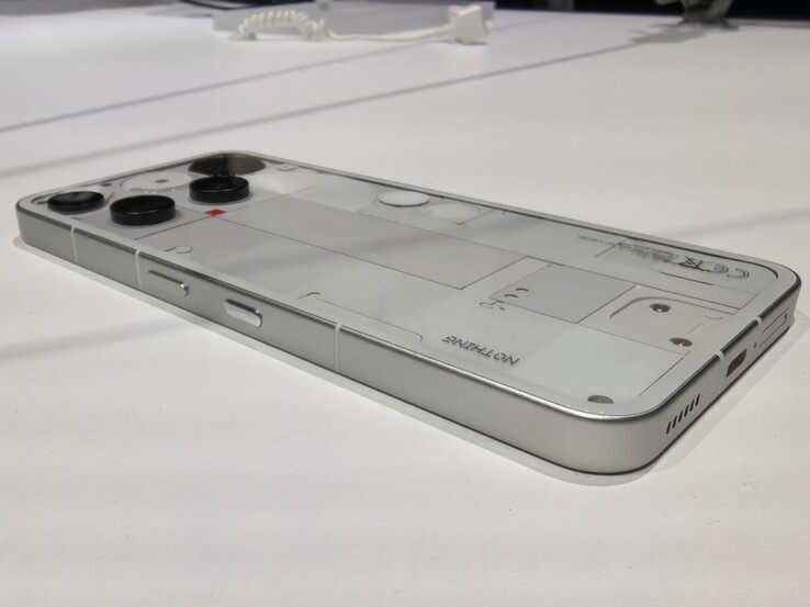Nic Telefon (3) Biały (źródło obrazu: Notebookcheck)