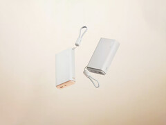 Dwa nowe powerbanki mają pojemność znamionową 15 000 mAh i 20 000 mAh. Na zdjęciu: dwa nowe modele.