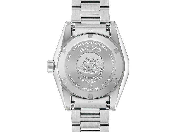 Tył koperty zegarka Seiko Prospex 1965 Heritage Diver z wygrawerowanym symbolem fali, napisem informującym o limitowanej edycji oraz indywidualnym numerem seryjnym.