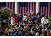 Zdjęcie prezydenta USA Donalda Trumpa podpisującego Take It Down Act podczas ceremonii w Waszyngtonie, USA. (Źródło zdjęcia: @FLOTUS na X)