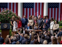 Zdjęcie prezydenta USA Donalda Trumpa podpisującego Take It Down Act podczas ceremonii w Waszyngtonie, USA. (Źródło zdjęcia: @FLOTUS na X)