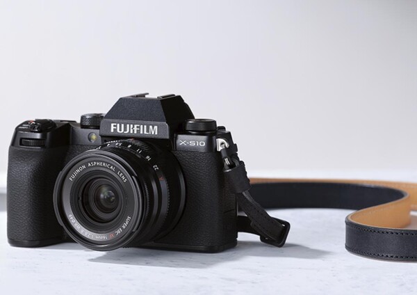 Fujifilm X-S10 to potężny, nowoczesny aparat w retro wydaniu. (Źródło zdjęć: Fujifilm)