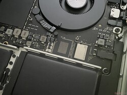 Podstawowy MacBook Pro 14 wykorzystuje tylko jeden układ SSD
