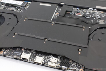 Wentylatory MSI "Intraflow" przepychają świeże powietrze przez więcej wewnętrznych komponentów pomiędzy wentylatorami