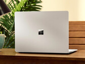 Jak podano, Surface „Minos” będzie dostępny w wykończeniach czarnym i platynowym; na zdjęciu przedstawiono Surface Laptop 8.