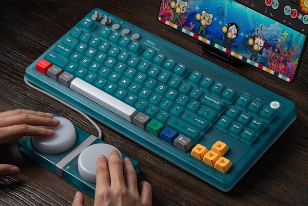 Klawiatura mechaniczna Retro 87 w wersji N64 Edition jest dostarczana wraz z dwoma przewodowymi przyciskami Super Buttons.