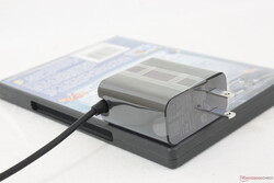 Niestety, wtyki w adapterze USB-C AC nie są chowane