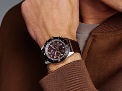 Citizen Terra Force CA4746-08X - na zdjęciu z ciemnobrązową tarczą na nadgarstku. (Źródło zdjęcia: @plus9time na Instagramie)