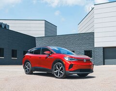 Elektryczny kompaktowy SUV Volkswagen ID.4 z 2025 r. (źródło zdjęcia: Marc Urbano/Car and Driver)