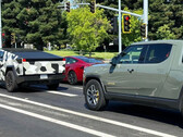 Cybertruck vs Rivian R1T (zdjęcie: CTOwnersClub)