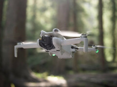 Mini 4 Pro pozostaje najnowszą wersją drona DJI o masie 249 g. (Źródło zdjęcia: DJI - edytowane)