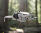 Mini 4 Pro pozostaje najnowszą wersją drona DJI o masie 249 g. (Źródło zdjęcia: DJI - edytowane)