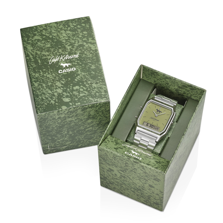 Model Casio AQ-230ECK-3A Cafe Kitsune jest dostarczany w specjalnym opakowaniu z wzorem w zielone plamki.