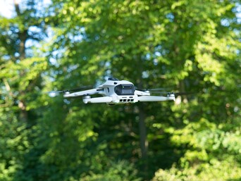 Sam dron nadal jest stosunkowo cichy, jednak wirniki nie są w stanie fabrycznym wyposażone w osłony.