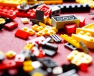 Zdjęcie przedstawiające klocki LEGO na czerwonym dywanie (źródło zdjęcia: Efraimstochter - Pixabay)