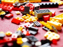 Zdjęcie przedstawiające klocki LEGO na czerwonym dywanie (źródło zdjęcia: Efraimstochter - Pixabay)