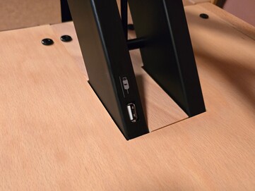 Tablet lub smartfon może być zasilany przez port USB-A.