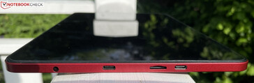 Po lewej: gniazdo słuchawkowe 3,5 mm, USB-C 2.0, gniazdo microSD, USB-C 3.1 Gen 1 z DisplayPortem