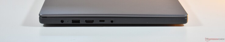 po lewej stronie: Port ładowania, USB-A 3.2 Gen 1, HDMI, USB-C 3.2 Gen 1 (w tym PD/DP), audio 3,5 mm