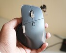 Logitech MX Master 4 w kolorze grafitowym (źródło obrazu: Abhinav Fating/Notebookcheck)