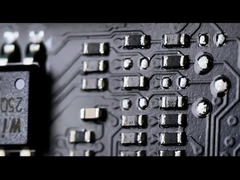 Zdjęcie płyty głównej MSI RTX 5090 Lightning przedstawiające rezystory i układ ścieżek