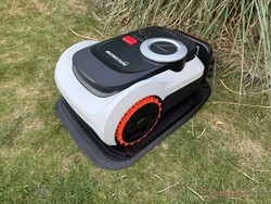 Urządzenie Navimow i210 LiDAR Pro w stacji ładującej