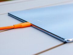 Kabel USB jest grubszy od tabletu.