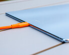 Kabel USB jest grubszy od tabletu.