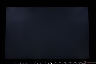 Lekkie lub umiarkowane podświetlenie wzdłuż górnych rogów