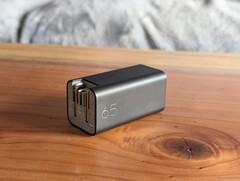 Zasilacz HP o mocy 65 W posiada niemal wszystkie funkcje, jakich moglibyśmy oczekiwać od przenośnej ładowarki USB-C