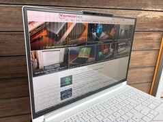 Na zewnątrz (jasny dzień, bez bezpośredniego światła słonecznego)