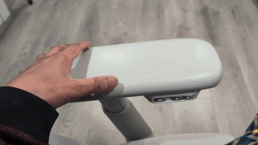 Obrót + regulacja do przodu i do tyłu.