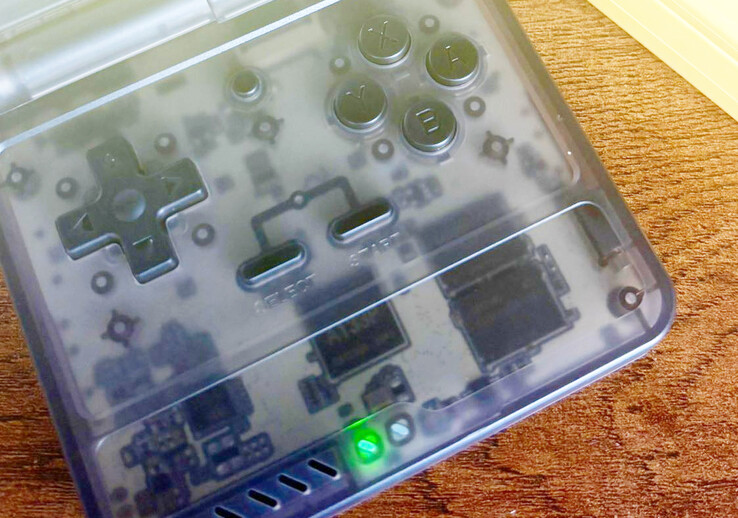 Zbliżenie ujawnia chipset Allwinner A133P wewnątrz Powkiddy V90S. (Źródło zdjęcia: Taki Udon - edytowane)