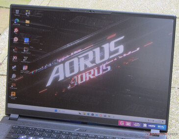 Aorus 16 X na zewnątrz.