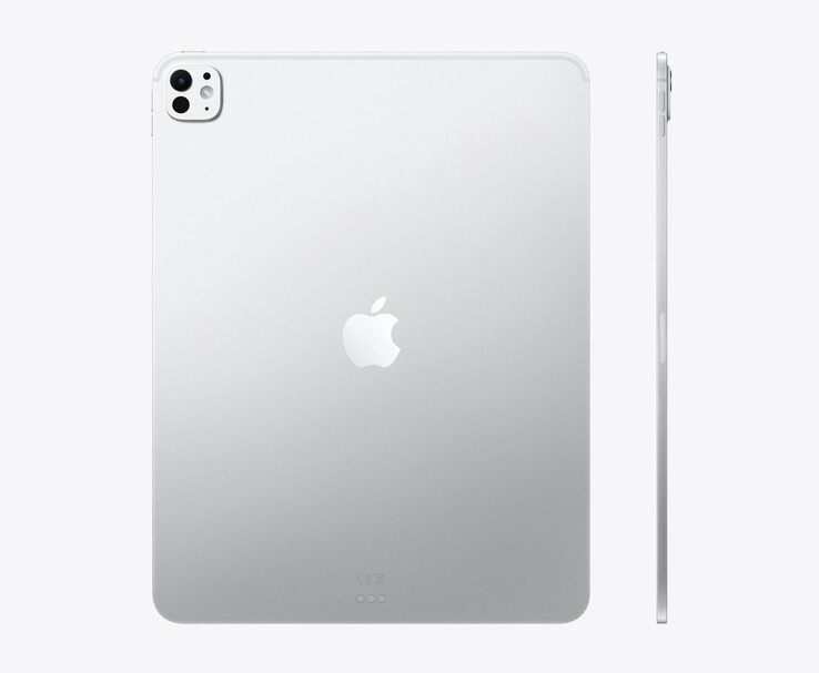 Widok z tyłu i z boku Apple iPada Pro M5 w kolorze srebrnym, podkreślający jego smukłą aluminiową konstrukcję i tylną kamerę z jednym obiektywem (źródło zdjęcia: Apple)