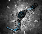 Casio G-Shock x Bamford 5600 (na zdjęciu) ma niebieskie akcenty marki modowej wokół lunety, ramki tarczy i tekstu. (Źródło zdjęcia: Casio/Bamford)