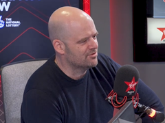 Zrzut ekranu z występu Dana Housera w programie The Chris Evans Breakfast Show (źródło obrazu: Virgin Radio UK YT)