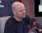 Zrzut ekranu z występu Dana Housera w programie The Chris Evans Breakfast Show (źródło obrazu: Virgin Radio UK YT)