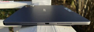 Po prawej: głośnik, USB-C 2.0, głośnik