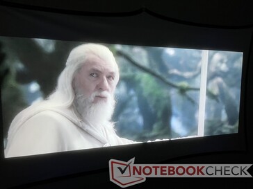 Zwróć uwagę na halo wokół obszarów o wysokim kontraście, takich jak plecy, włosy i laska Gandalfa. (Obraz z filmu Władca Pierścieni: Powrót Króla od New Line Cinema)
