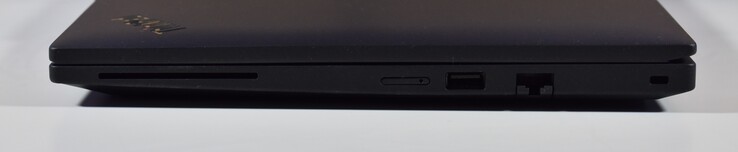 prawo: Czytnik kart inteligentnych, nanoSIM, USB-A 3.2 Gen 1, RJ45-Ethernet, gniazdo Kensington Lock