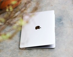 Apple ma wkrótce wypuścić taniego MacBooka z 12,9-calowym ekranem (źródło zdjęcia: Thai Nguyen)