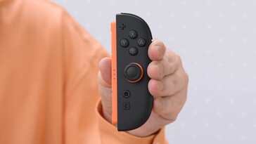 Trzymany Joy-Con Nintendo Switch 2 (źródło obrazu: zrzut ekranu, Nintendo of America YouTube)