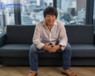 Zdjęcie Hideakiego Itsuno siedzącego na kanapie w Tencent LightSpeed Studios (źródło zdjęcia: LightSpeed Studios)