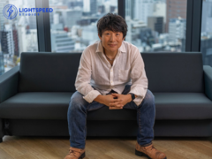 Zdjęcie Hideakiego Itsuno siedzącego na kanapie w Tencent LightSpeed Studios (źródło zdjęcia: LightSpeed Studios)