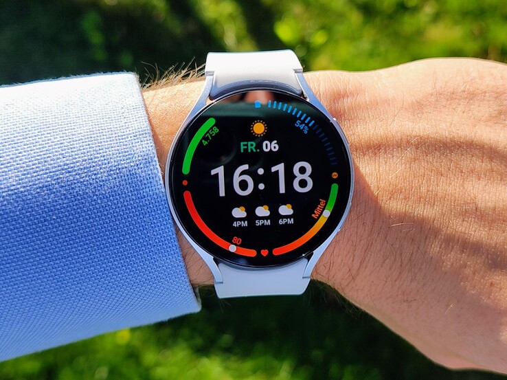 Samsung Galaxy Watch6 jest również czytelny w świetle słonecznym.
